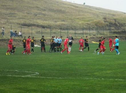 Suporteri ostili: FC Bihor s-a impus cu 3-1 la Hidişel şi s-a ales cu ameninţări din partea susţinătorilor gazdelor